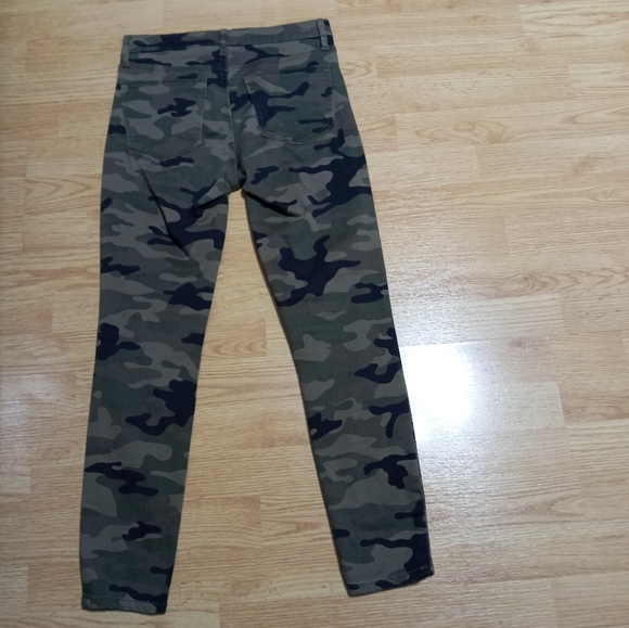Gap camouflage jeans. EUC.  Worn twice. Size 26. - Picture 3 of 11